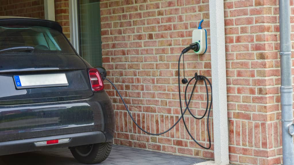 Auto lädt an Wallbox