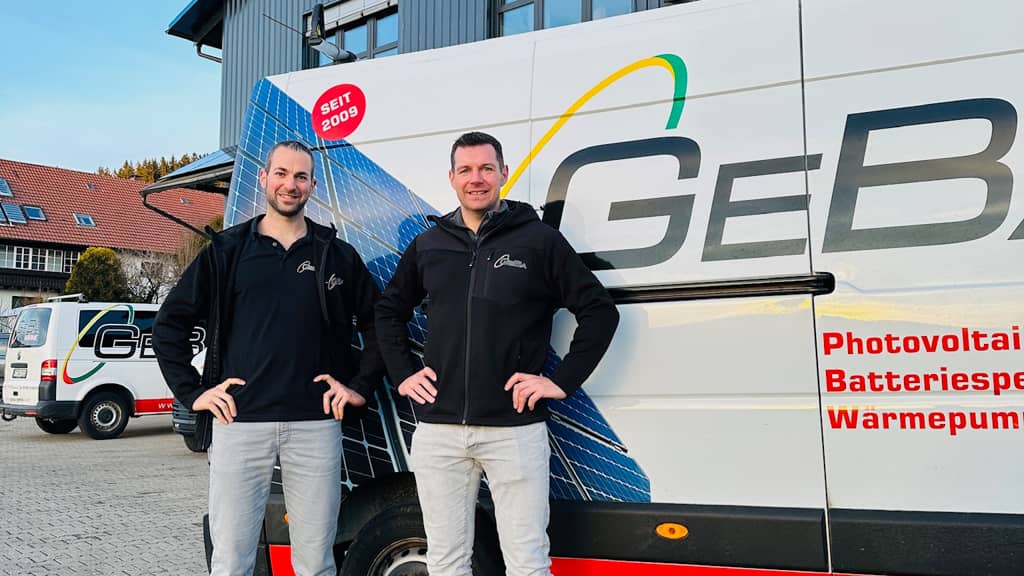 Dominik und Dirk vor dem Bus