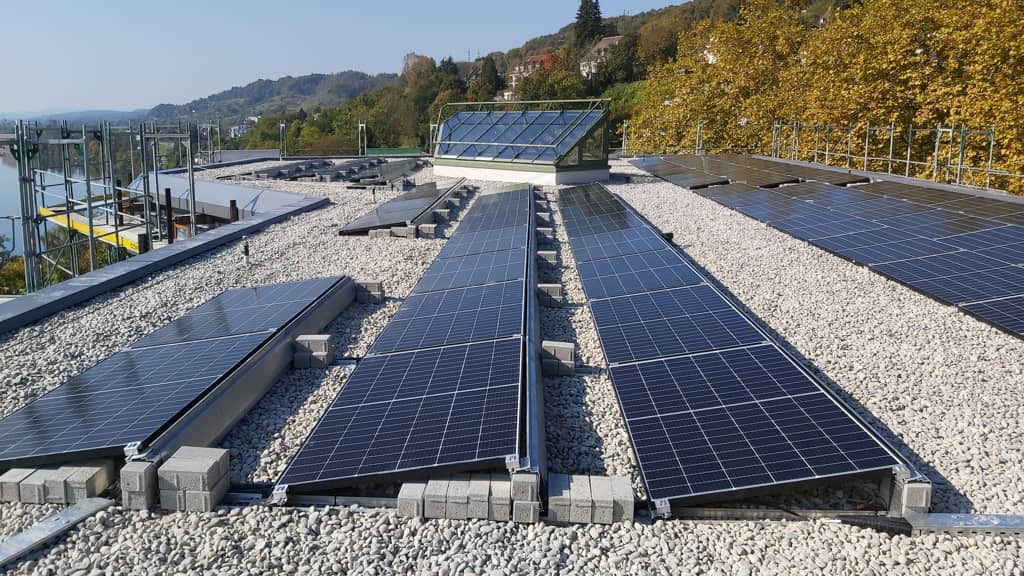 Flachdach mit Schotter und PV