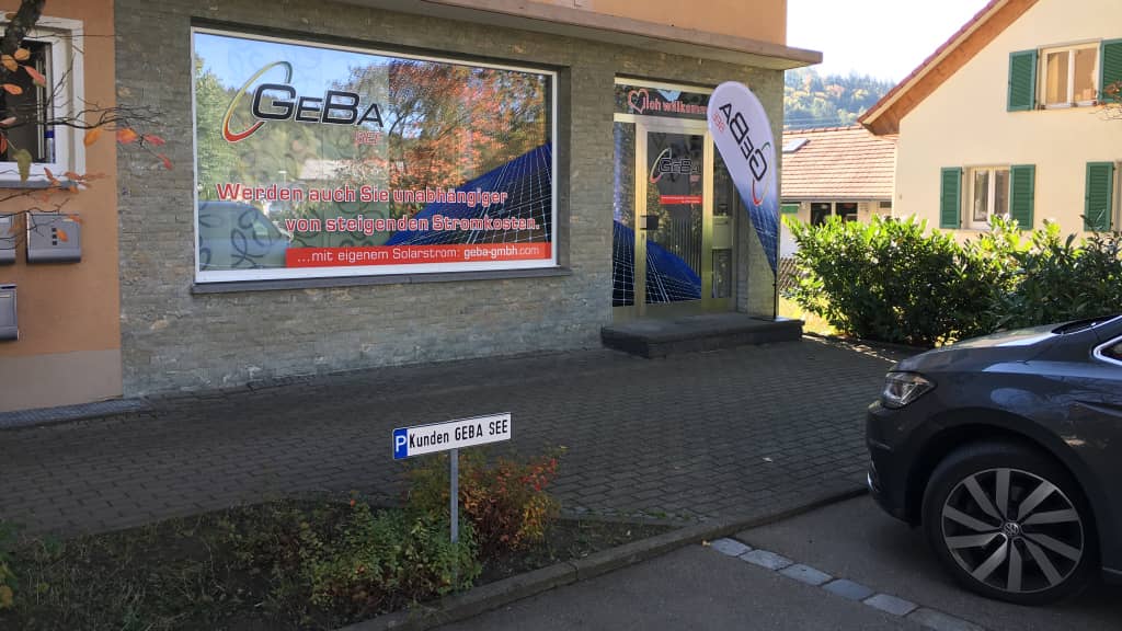 GEBA Geschäftsstelle mit Parkplätzen vor der Tür